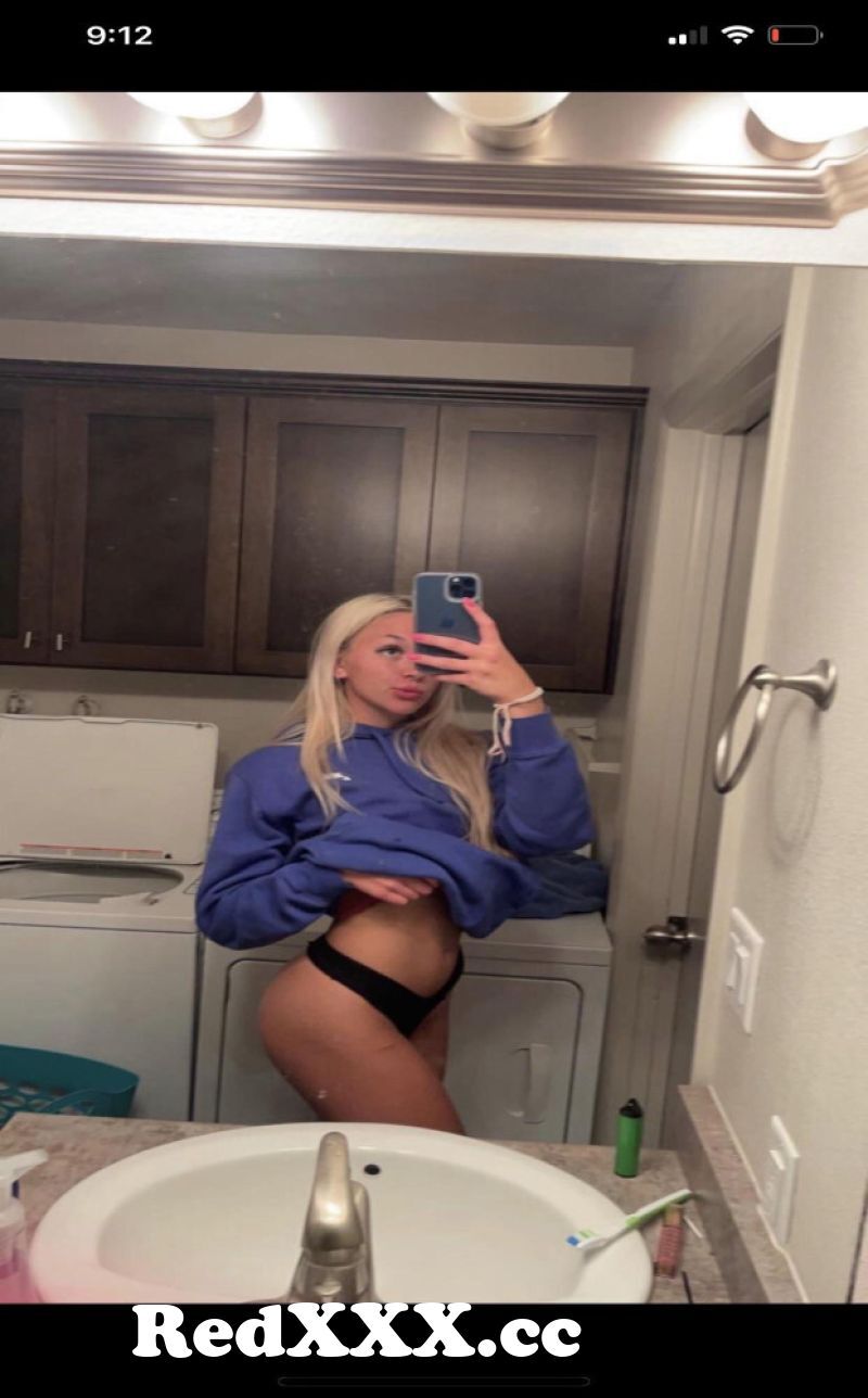 GF shows her body in the bathroom